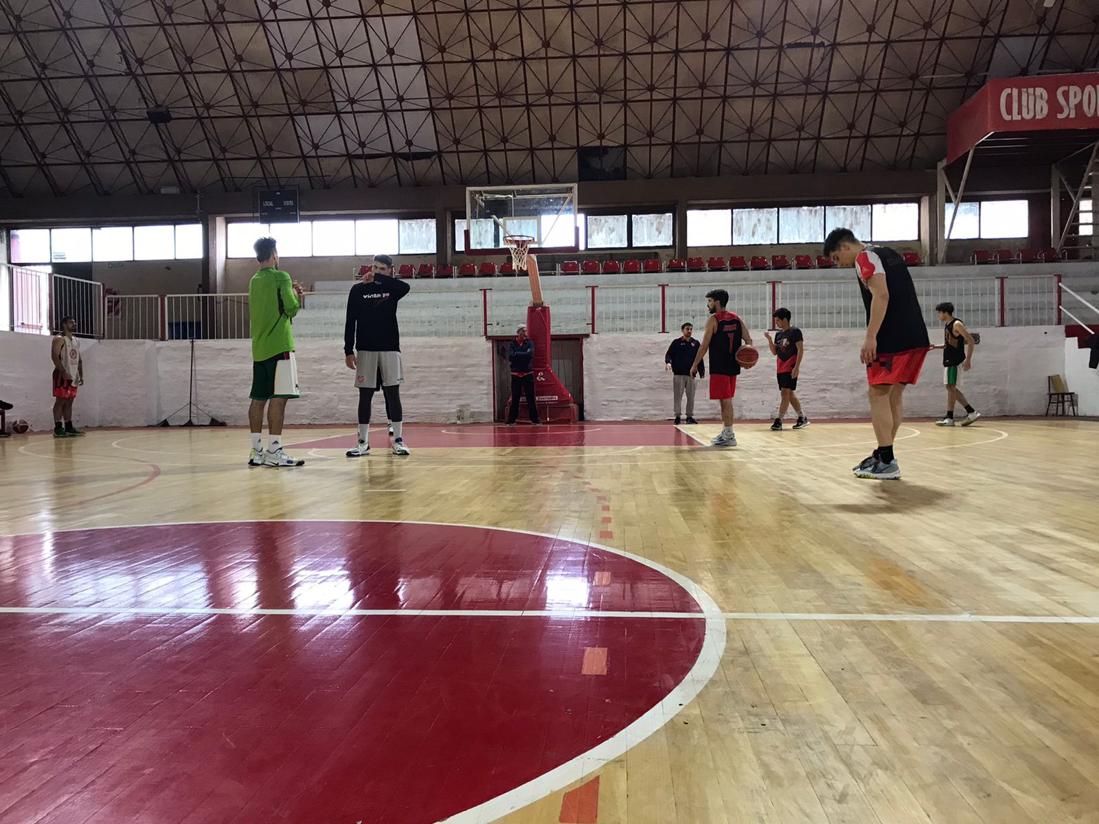 El Rojo canta volver
