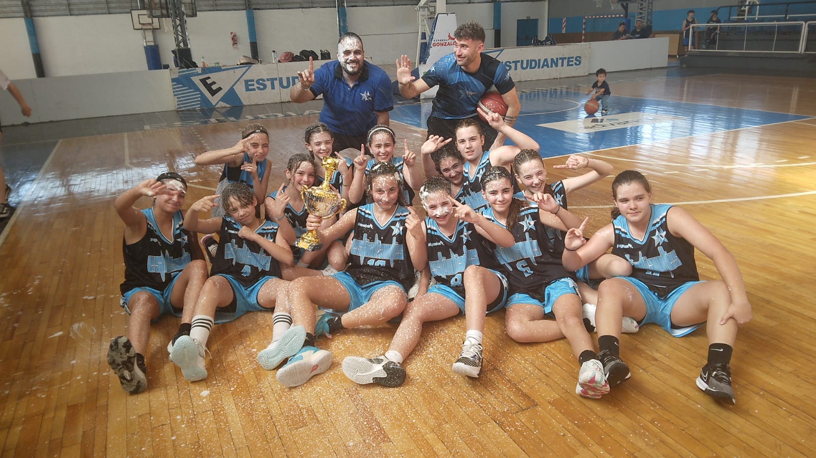 Estudiantes con la dorada