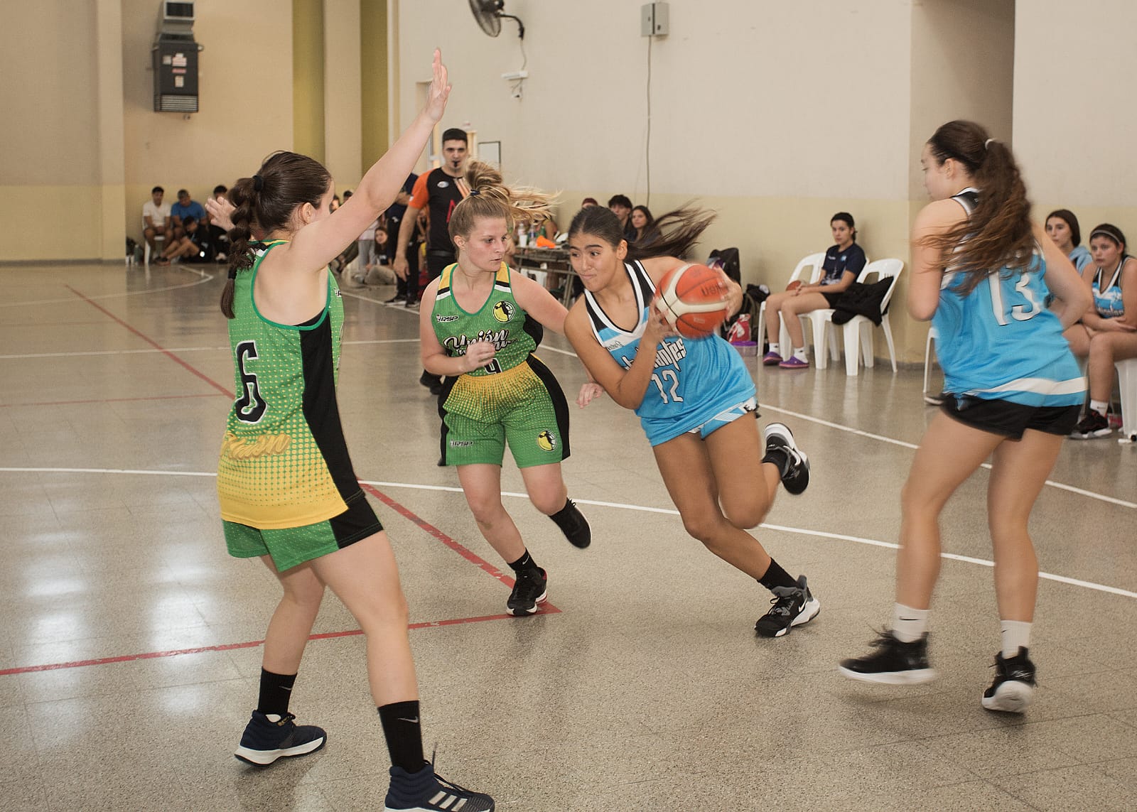 Las chicas salen a la cancha