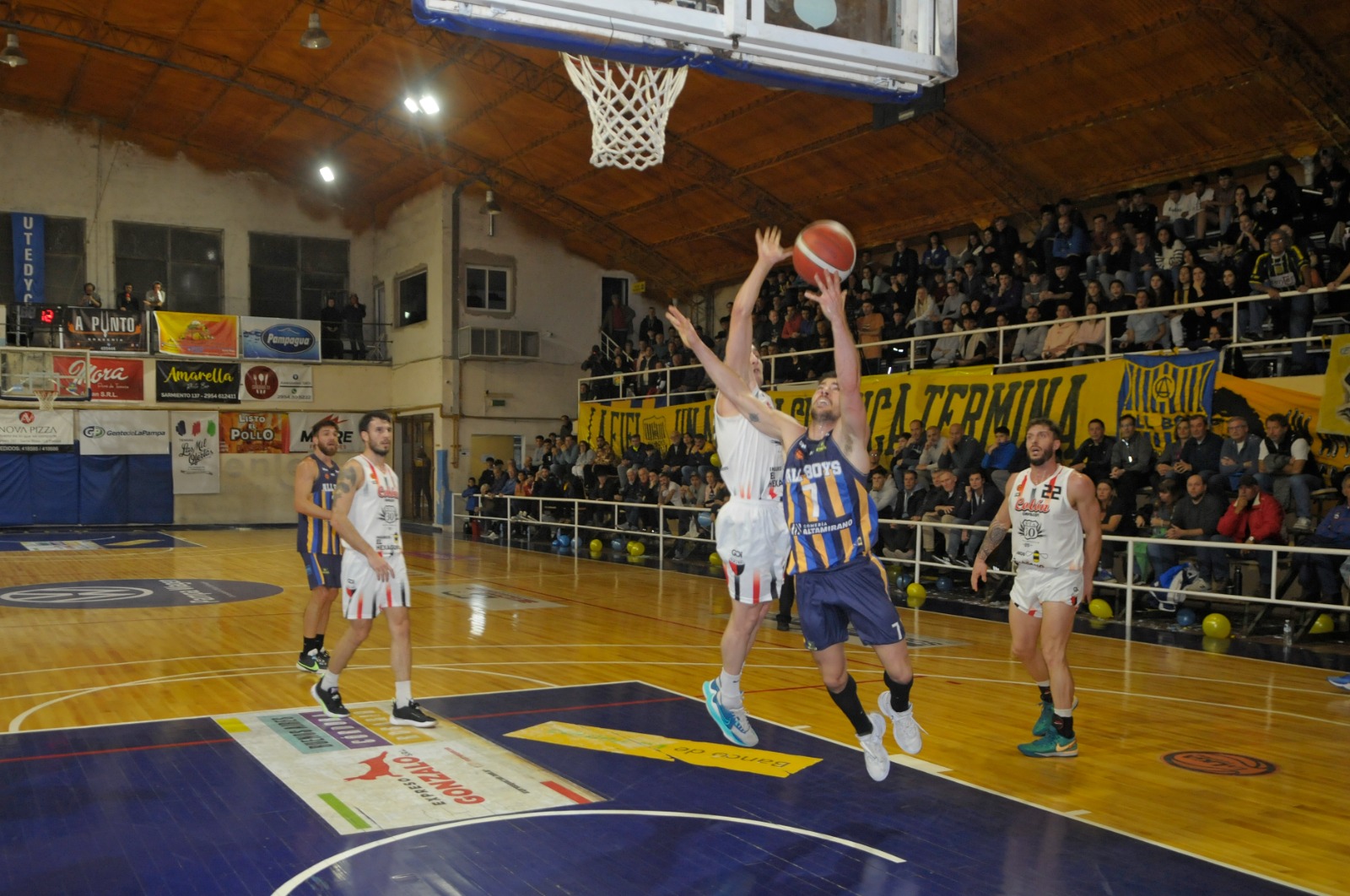 Uno adentro, uno afuera, uno ahí