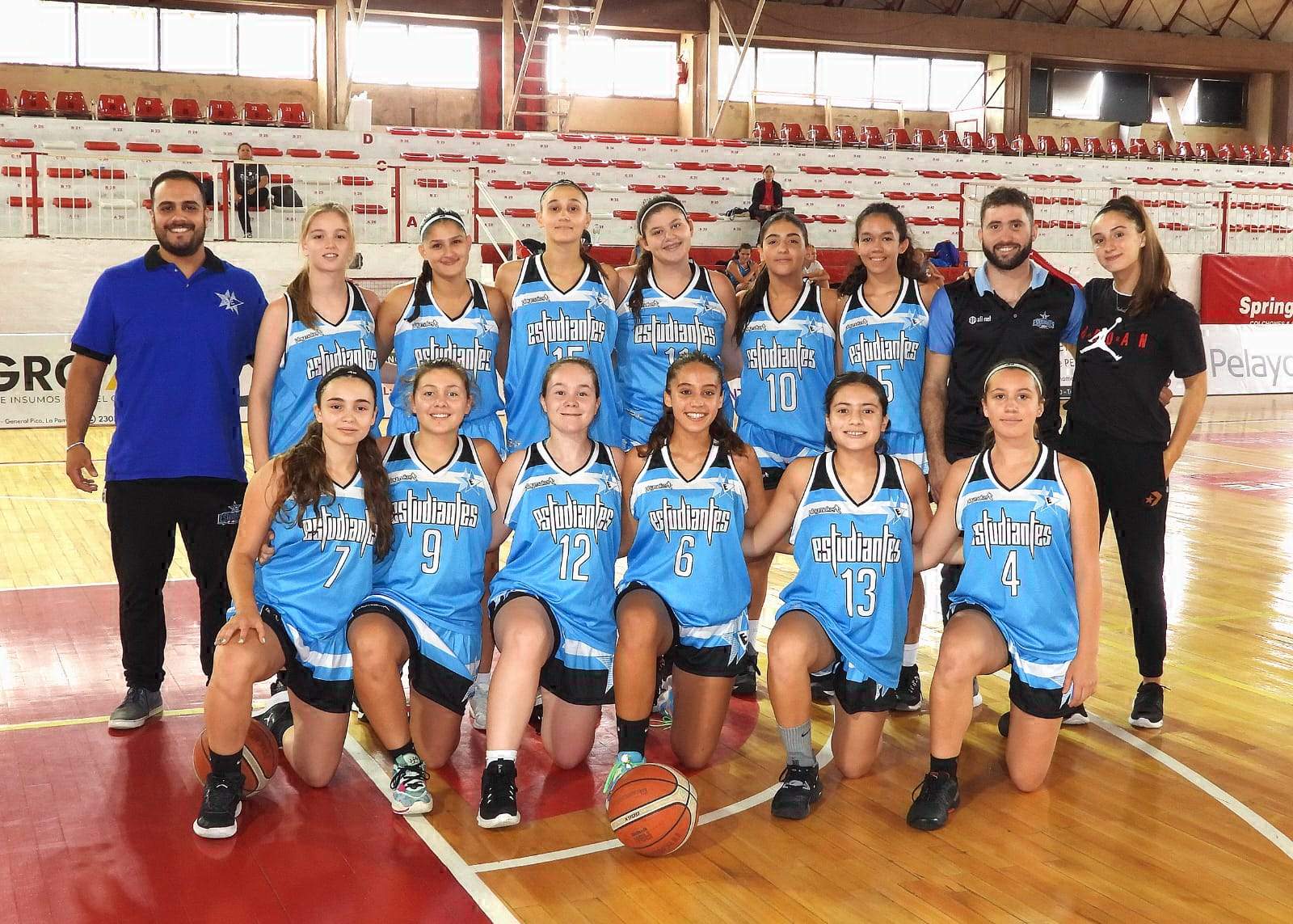 Estudiantes por tres